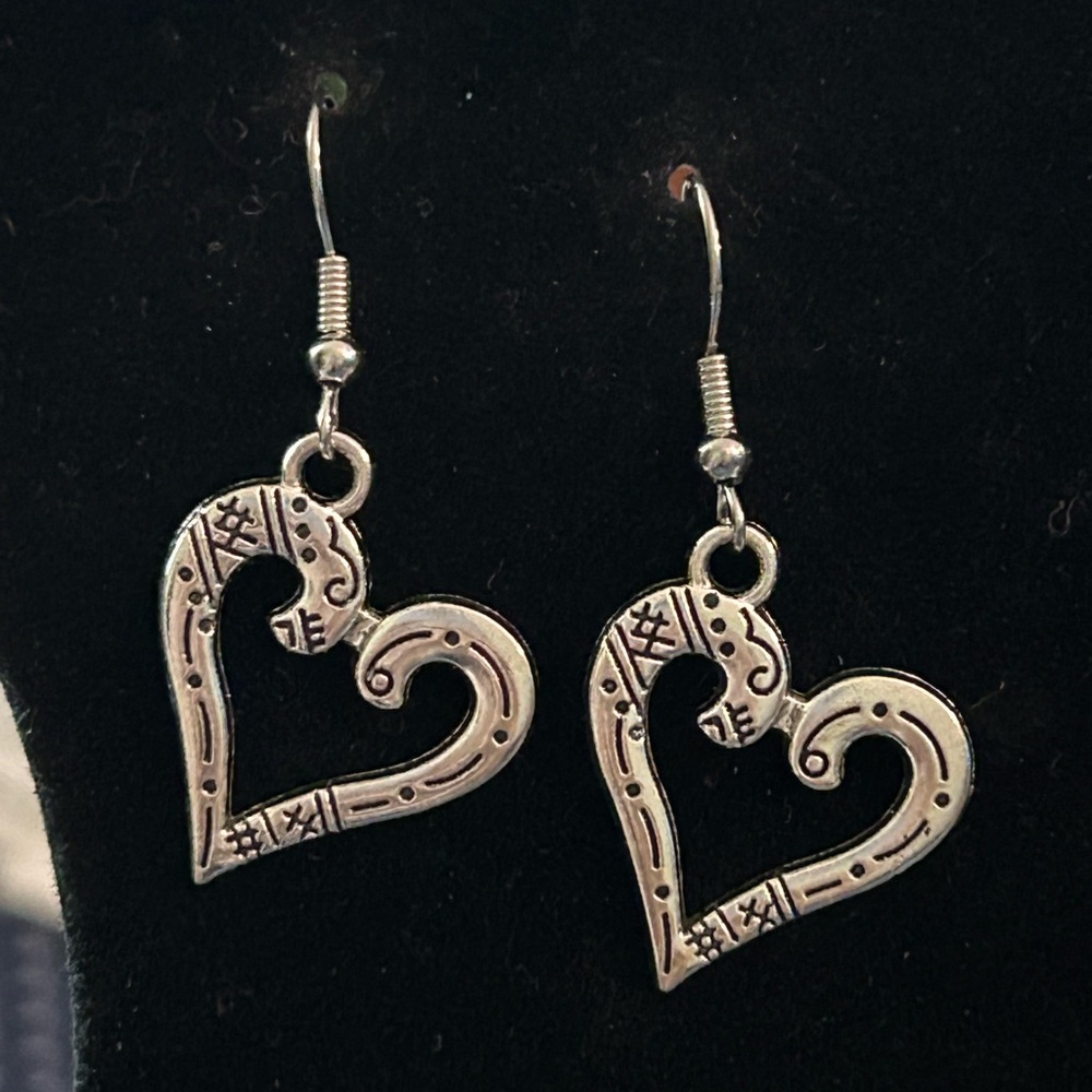 ❤️ Cute Heart Earrings - Picture 2 of 3